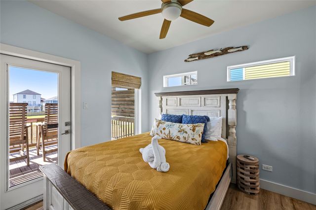 1998 Avenue G, Crystal Beach, TX 77650
