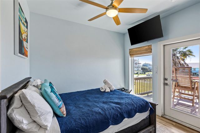 1998 Avenue G, Crystal Beach, TX 77650