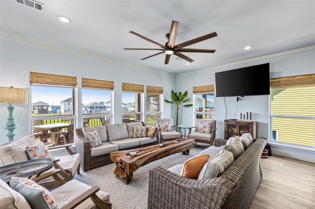 1998 Avenue G, Crystal Beach, TX 77650