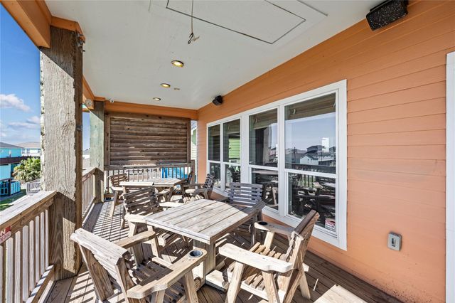1998 Avenue G, Crystal Beach, TX 77650