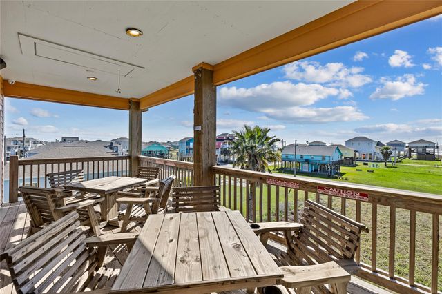 1998 Avenue G, Crystal Beach, TX 77650