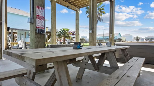 1998 Avenue G, Crystal Beach, TX 77650