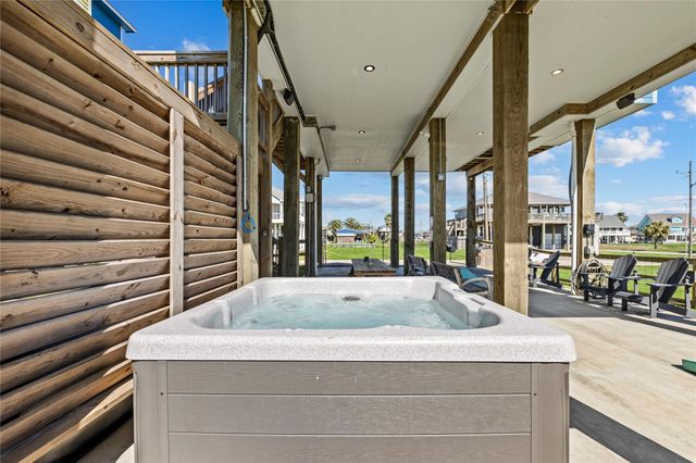1998 Avenue G, Crystal Beach, TX 77650