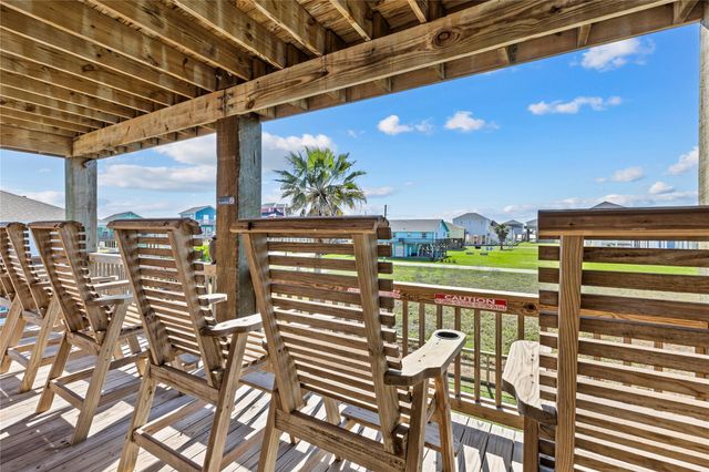 1998 Avenue G, Crystal Beach, TX 77650