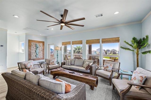 1998 Avenue G, Crystal Beach, TX 77650