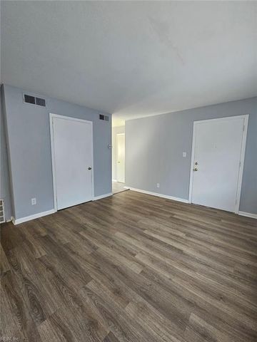 8 Pollux Cir E Apt 1, Portsmouth, VA 23701