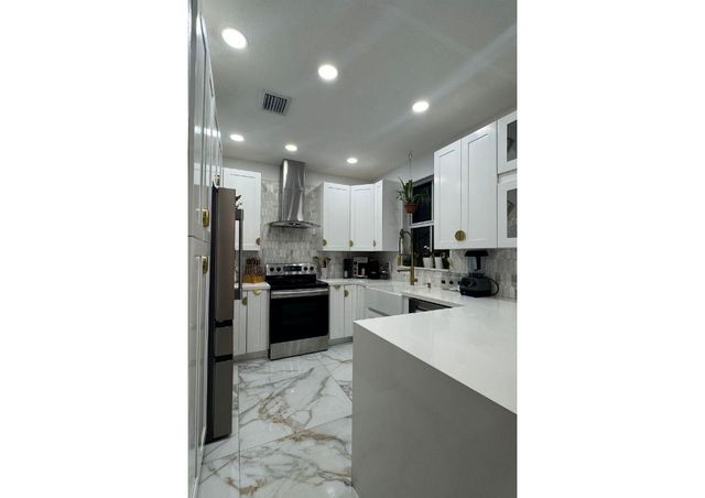 1041 NE 208th Street 1041, Miami, FL 33179