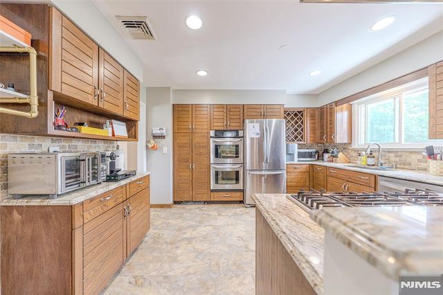 22 Cypress Lane, Paramus, NJ 07652