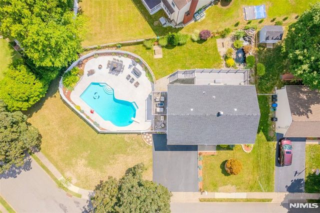 22 Cypress Lane, Paramus, NJ 07652