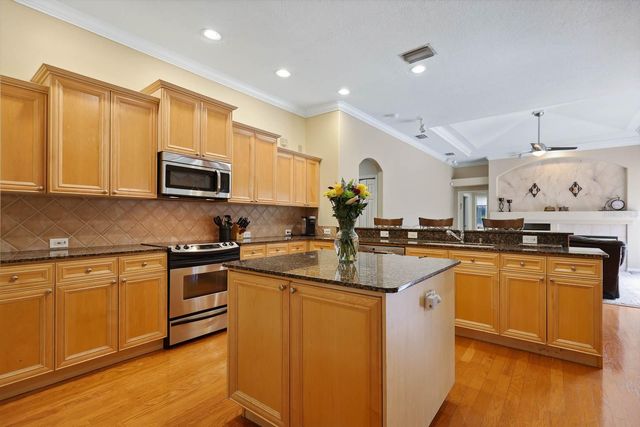 6109 KINGBIRD MANOR DRIVE, Lithia, FL 33547