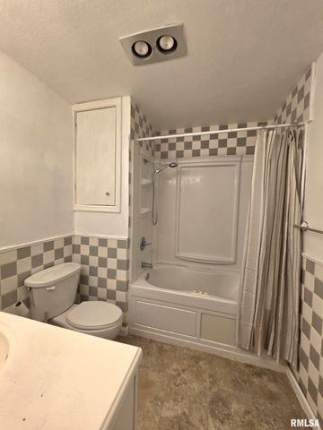 436 E HICKORY Grove, Quincy, IL 62305