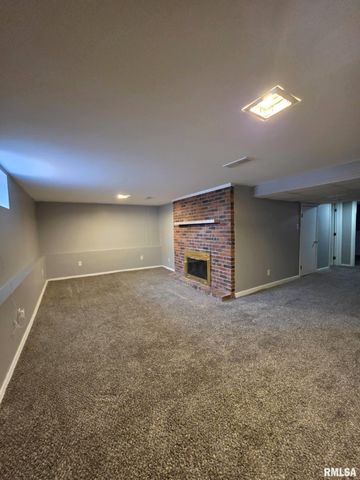 436 E HICKORY Grove, Quincy, IL 62305