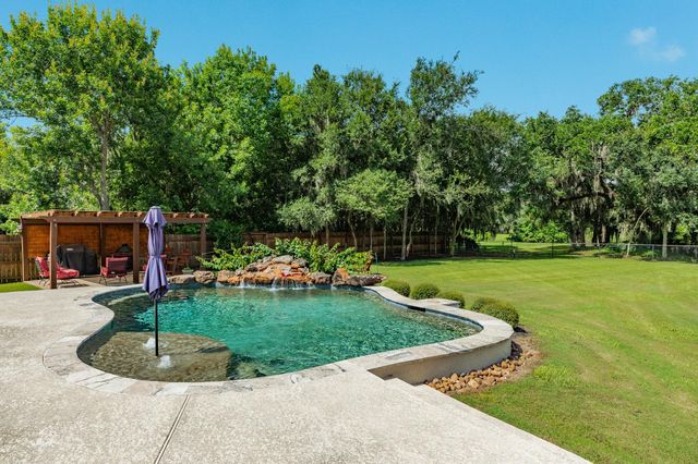 1208 Bronco Trail, Angleton, TX 77515