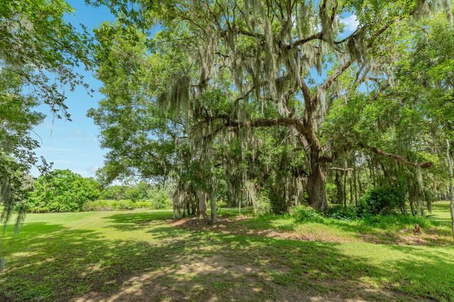 1208 Bronco Trail, Angleton, TX 77515