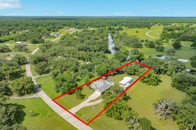 1208 Bronco Trail, Angleton, TX 77515