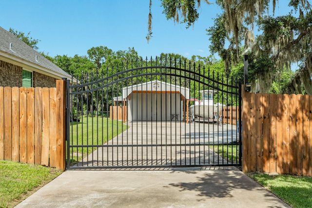 1208 Bronco Trail, Angleton, TX 77515