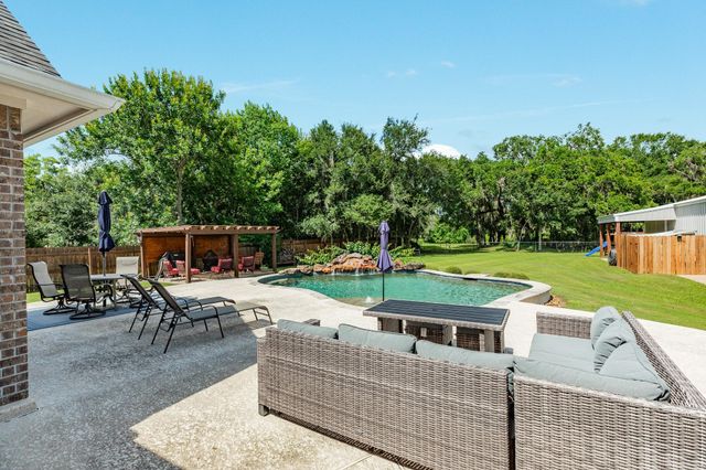1208 Bronco Trail, Angleton, TX 77515