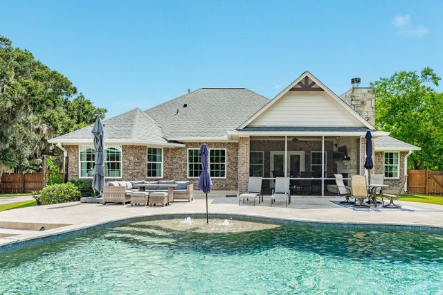 1208 Bronco Trail, Angleton, TX 77515