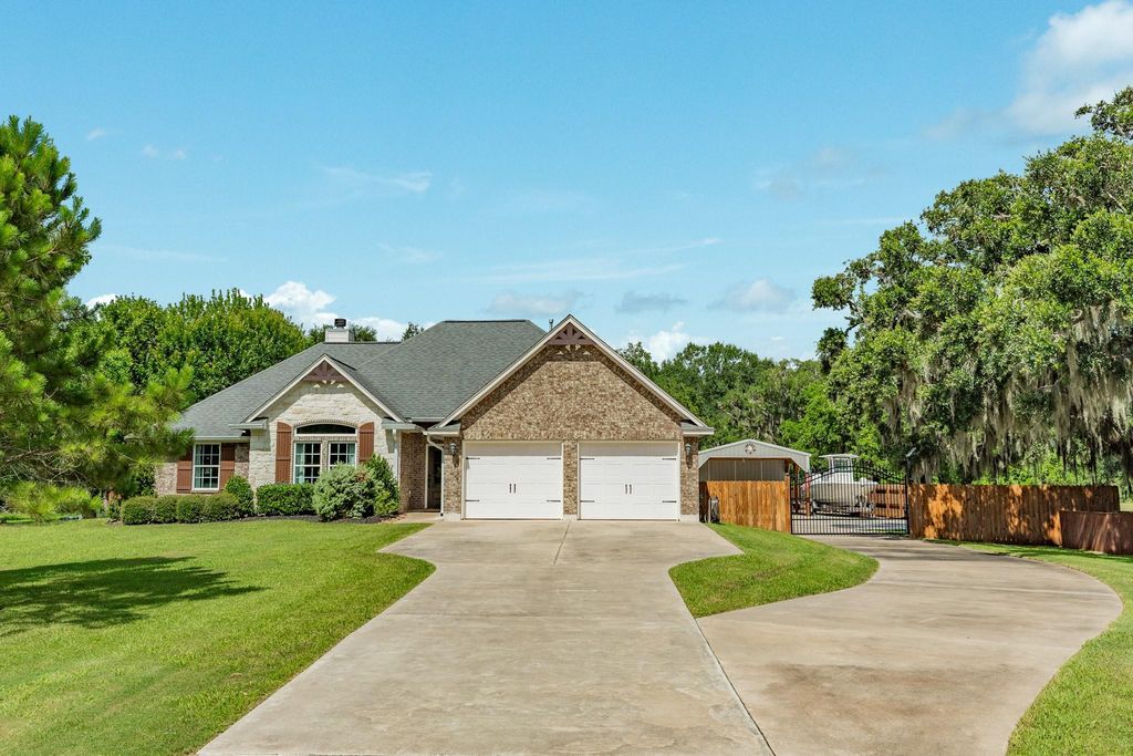 1208 Bronco Trail, Angleton, TX 77515