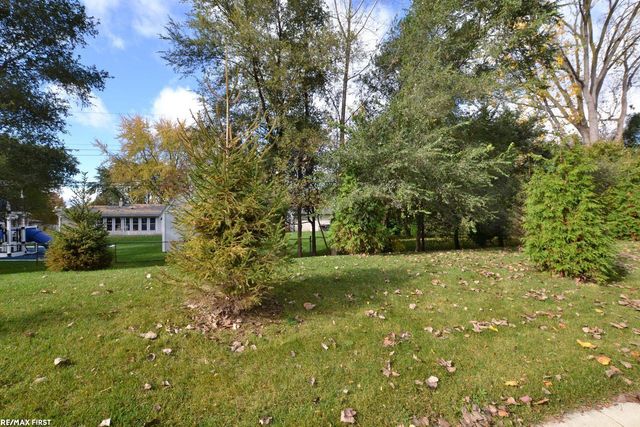 5656 Flagstaff Pines Drive 408, Shelby, MI 48317
