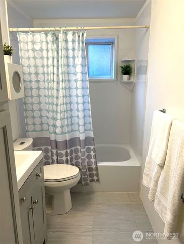 7825 Husky Way SE, Olympia, WA 98503