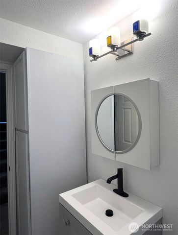 7825 Husky Way SE, Olympia, WA 98503