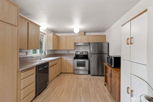 7825 Husky Way SE, Olympia, WA 98503