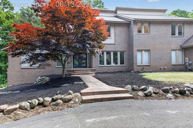 9961 Cross Creek Drive, Green Oak Township, MI 48178