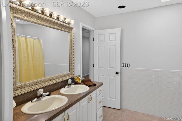 9961 Cross Creek Drive, Green Oak Township, MI 48178