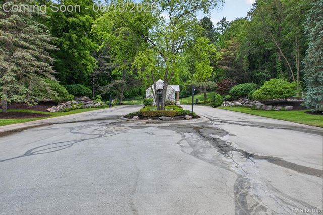 9961 Cross Creek Drive, Green Oak Township, MI 48178