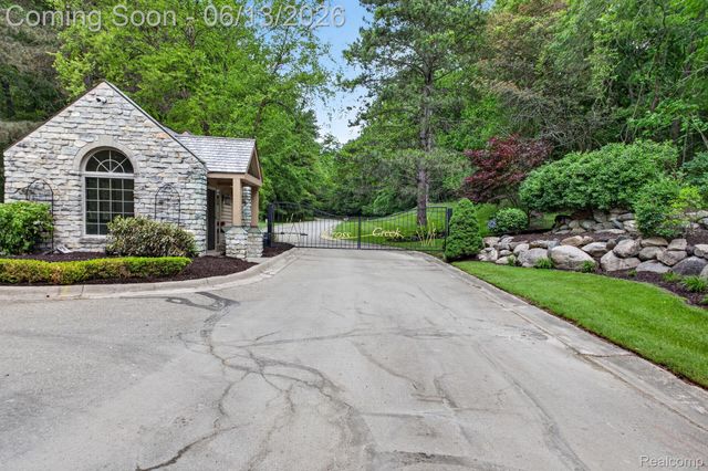 9961 Cross Creek Drive, Green Oak Township, MI 48178
