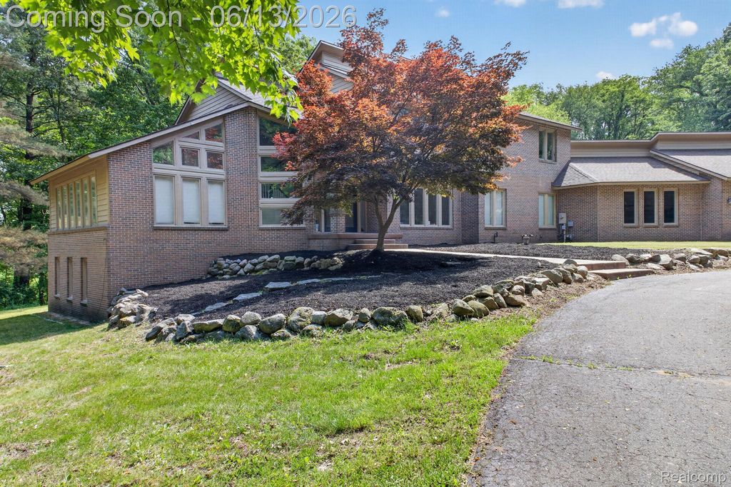 9961 Cross Creek Drive, Green Oak Township, MI 48178