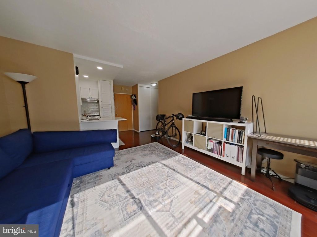 Image 1 of property listing at 2101-17 CHESTNUT ST #1011, Philadelphia, PA 19103