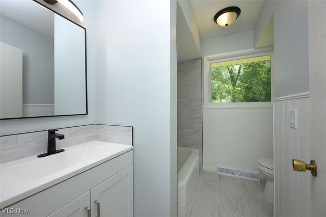 715 Highland Park Drive, New Franklin, OH 44319