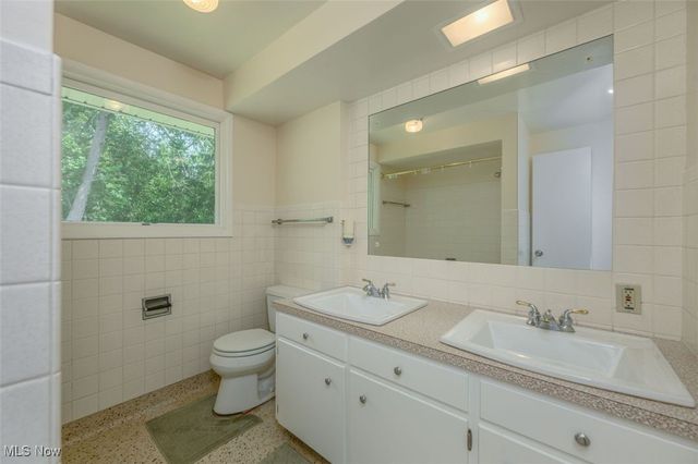 715 Highland Park Drive, New Franklin, OH 44319