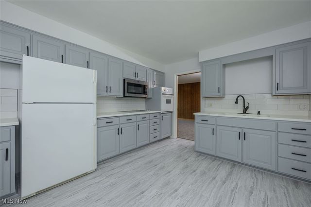 715 Highland Park Drive, New Franklin, OH 44319