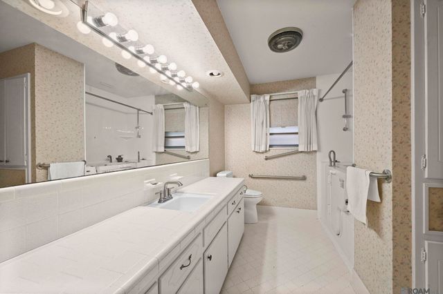 1090 Colonial Dr, Baton Rouge, LA 70806