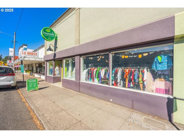 8037 Se STARK St, Portland, OR 97215