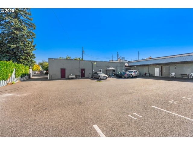 8037 Se STARK St, Portland, OR 97215