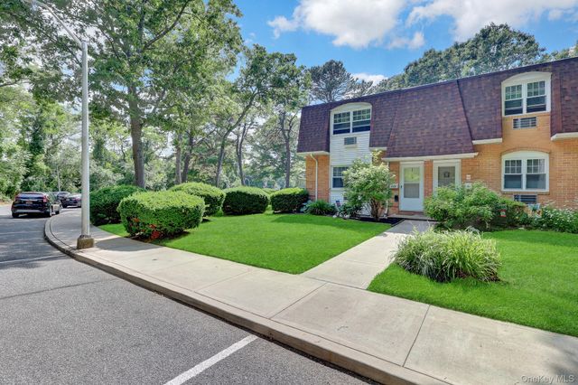 25 Glen Hollow Drive H 37, Holtsville, NY 11742
