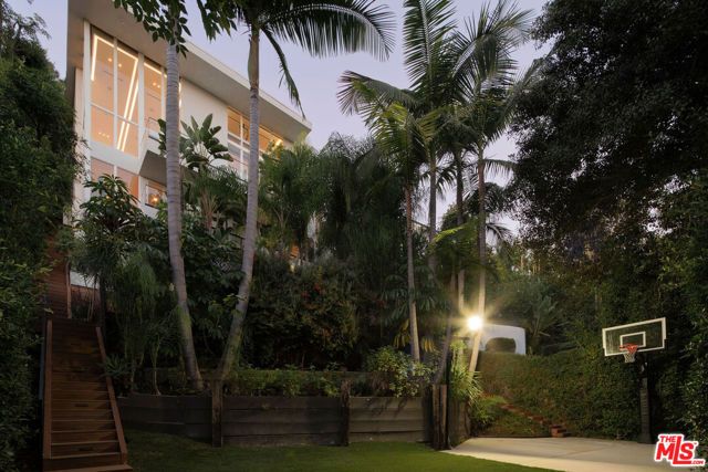 9340 Readcrest Drive, Beverly Hills, CA 90210