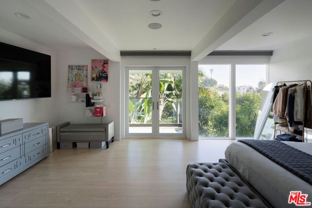 9340 Readcrest Drive, Beverly Hills, CA 90210