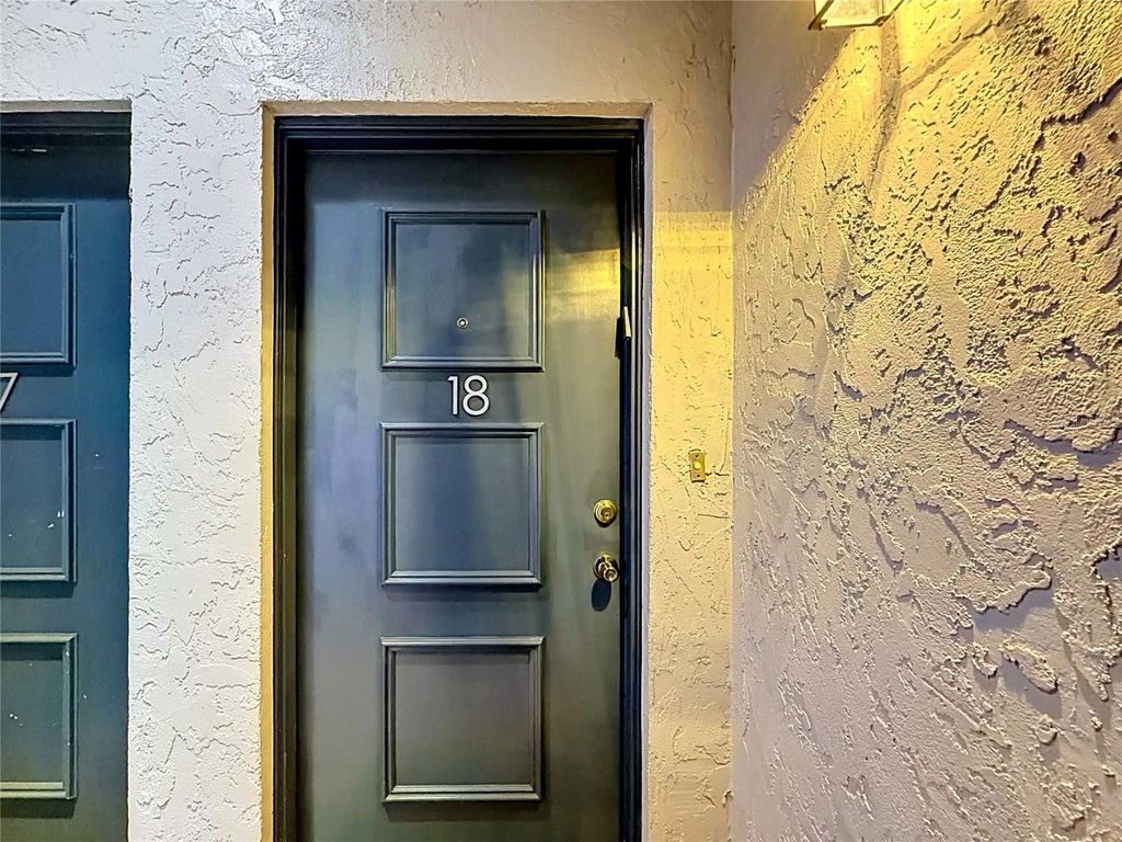 Image 2 of property listing at 4405 W FAIR OAKS AVENUE 18, Tampa, FL 33611