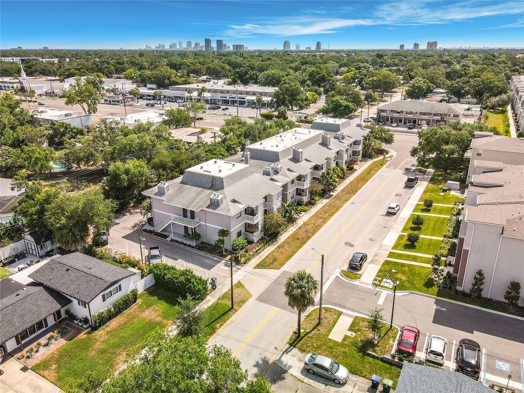 Image 16 of property listing at 4405 W FAIR OAKS AVENUE 18, Tampa, FL 33611