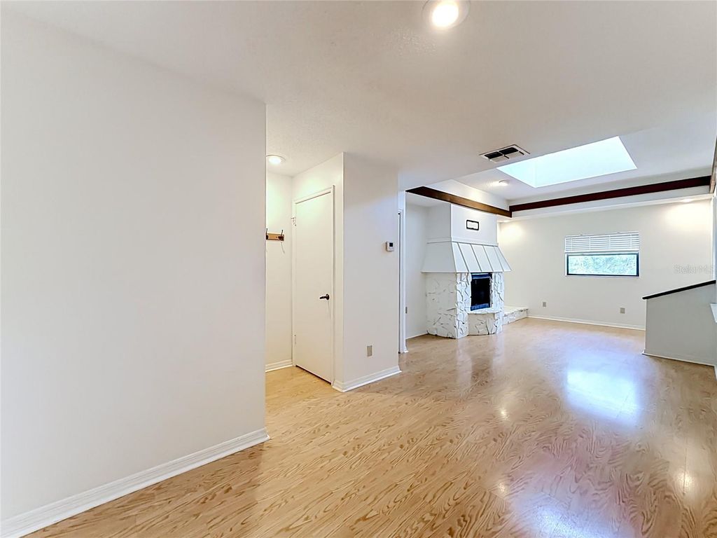 Image 3 of property listing at 4405 W FAIR OAKS AVENUE 18, Tampa, FL 33611