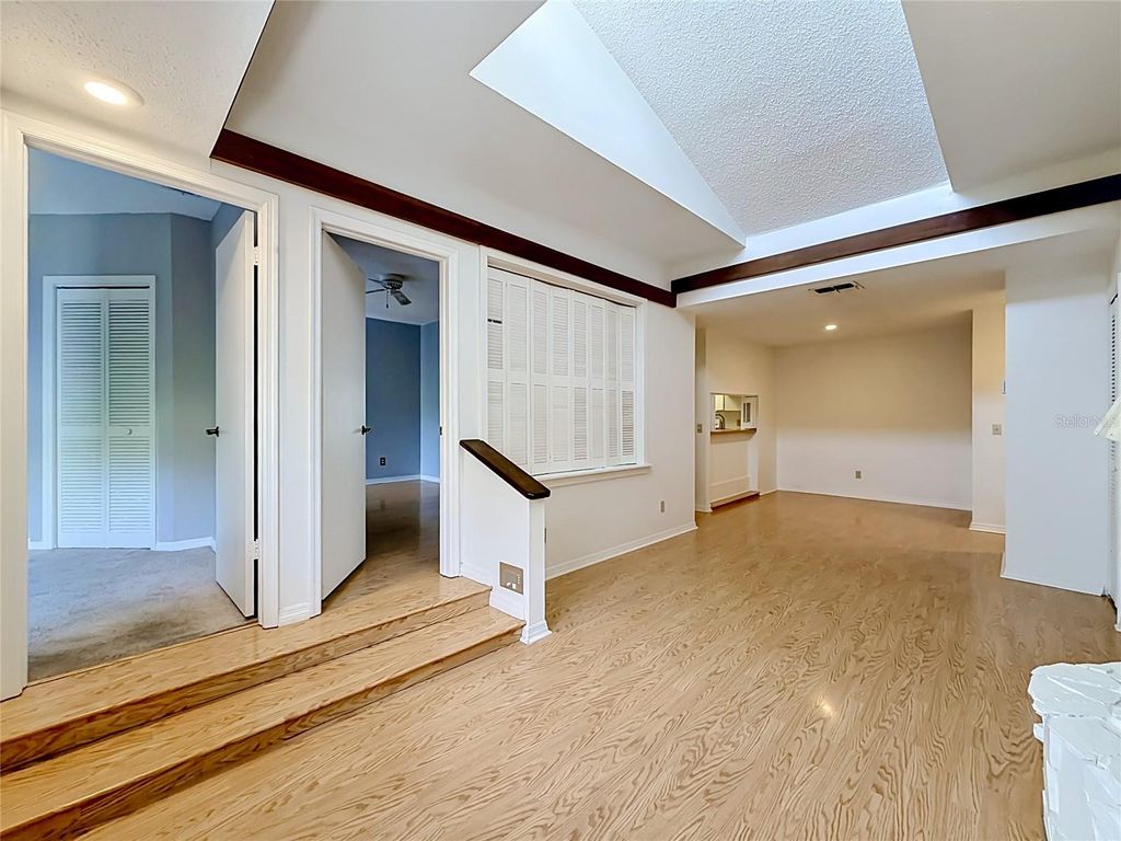 Image 5 of property listing at 4405 W FAIR OAKS AVENUE 18, Tampa, FL 33611