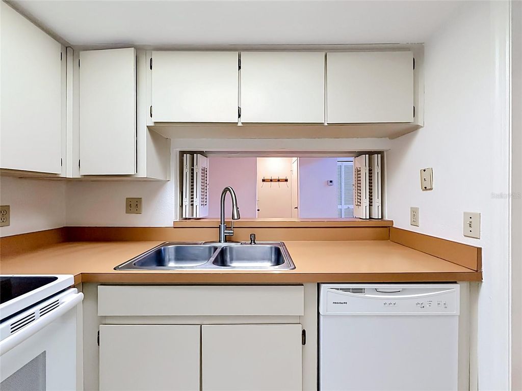 Image 9 of property listing at 4405 W FAIR OAKS AVENUE 18, Tampa, FL 33611