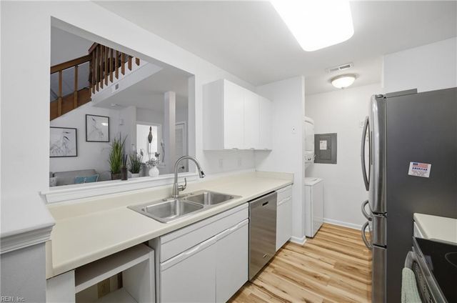 415 Harbour Pt Apt 306, Virginia Beach, VA 23451