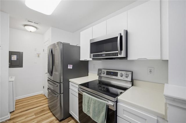 415 Harbour Pt Apt 306, Virginia Beach, VA 23451