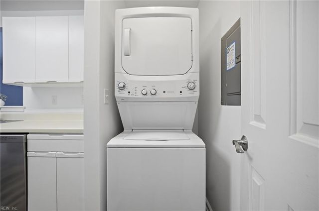 415 Harbour Pt Apt 306, Virginia Beach, VA 23451